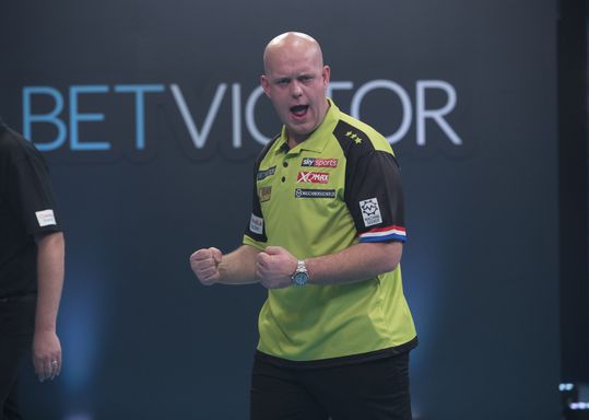 Lekker! 'Mighty Mike' stoot door naar eindstrijd van The Masters (video's)