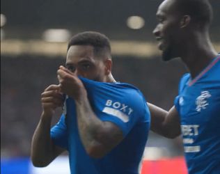 🎥 | Danilo scoort 1e goal namens Rangers en laat fans uit hun dak gaan met kussen van logo