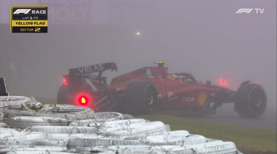 Rode vlag! Carlos Sainz crasht al in 1e ronde kletsnatte GP Japan