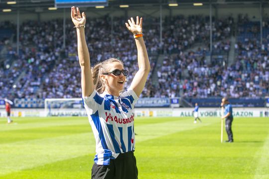 😜 | Dubbelganger? Twitteraar ziet Suzanne Schulting-lookalike in tv-architect: 'Familie!'