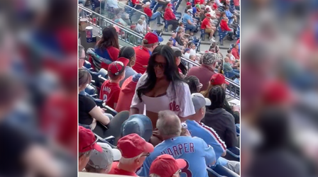 🎥 | Vrouwelijke Phillies-fan gaat keihard viral vanwege lapdance op tribune