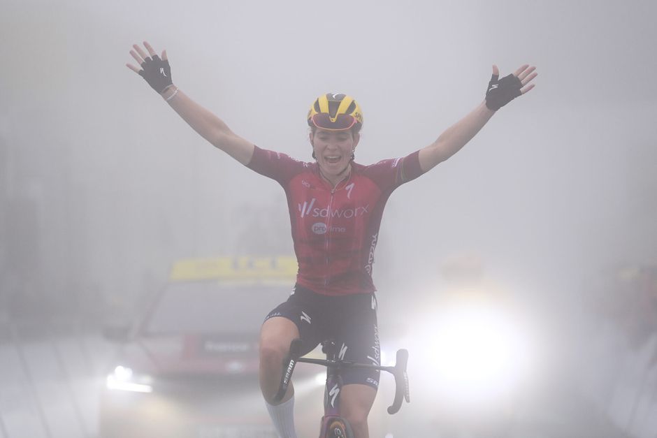 1e ritzege ooit van Demi Vollering in Tour Femmes lijkt koers te beslissen