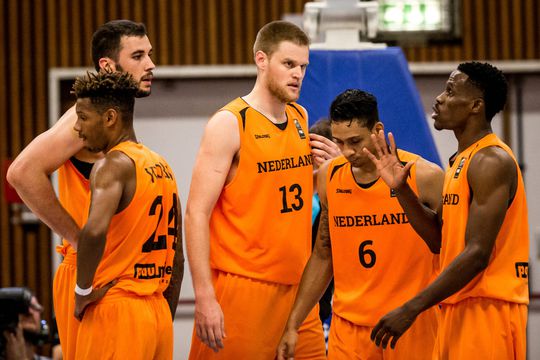 Nederlandse basketballers verliezen alles maar gaan tóch door naar volgende ronde WK-kwalificatie