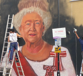 📸 | Muurschildering koningin Elizabeth lijkt verdacht veel op DEZE Engelse darter