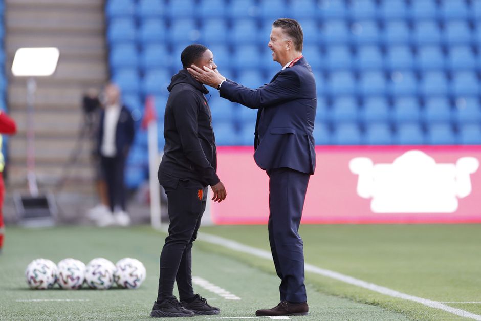 Louis van Gaal over afwezigheid Steven Bergwijn: 'Kan niet 2 keer 90 minuten spelen'
