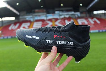 Wrexham-spits Paul Mullin mag custom schoenen met 'F*ck the Tories' niet dragen van de club