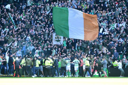 Celtic-Rangers is weer héérlijk: prima goal en rode kaart voor elleboog binnen half uur (video's)