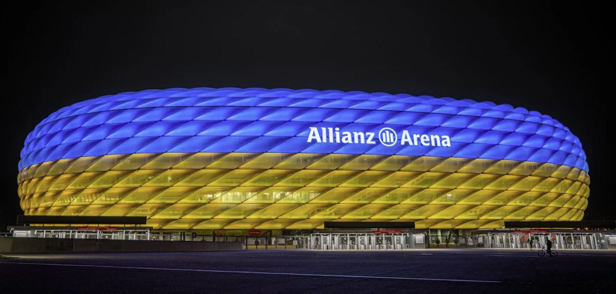 📸🇺🇦 | Bayern München steunt Oekraïne met blauw-geel verlicht stadion