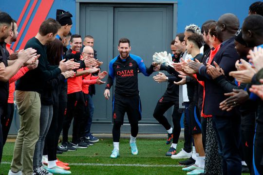 🎥 | Wereldkampioen Lionel Messi krijgt warm welkom bij terugkeer op trainingsveld Paris Saint-Germain