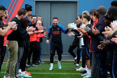 🎥 | Wereldkampioen Lionel Messi krijgt warm welkom bij terugkeer op trainingsveld Paris Saint-Germain