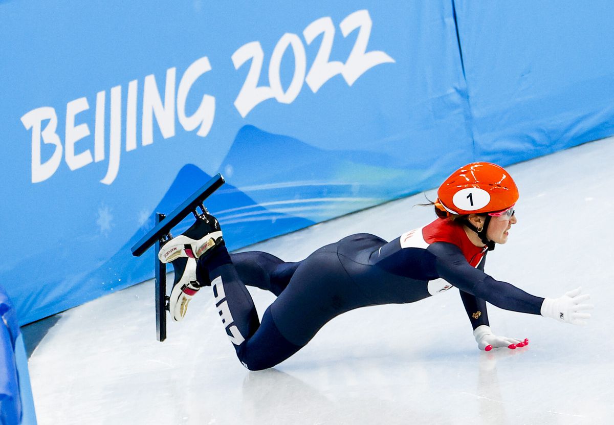 🎥 | Schulting glijdt uit tijdens mixed relay: einde verhaal al in halve finale