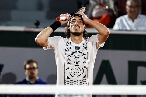 Stefanos Tsitsipas heeft ruim 4 uur nodig om 3e ronde te bereiken op Roland Garros