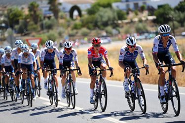 🎥​ | Mads Pedersen wint eindsprint in 13e etappe Vuelta, voorsprong Evenepoel blijft gelijk