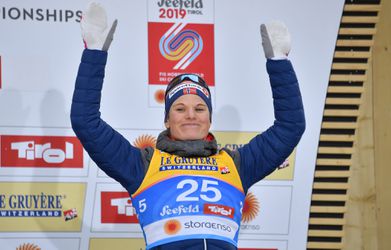 Skiester geeft emotioneel interview na brons op WK; verloor half jaar geleden haar zus (video)