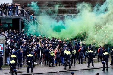 🎥📸| Politie gebruikt waterkanon om relschoppers bij Klassieker aan te pakken