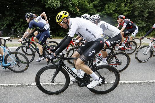 Massale valpartij in de Tour: Froome, Bardet en Gesink tegen het asfalt (video)