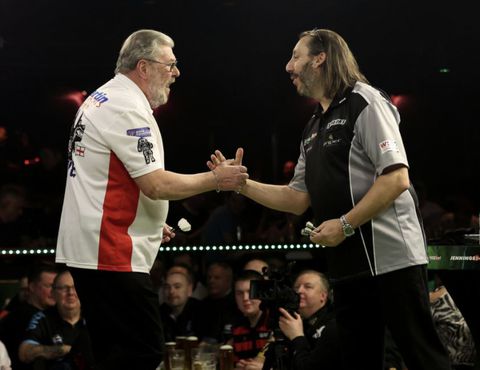 Whoooooooooo! Martin 'Wolfie' Adams gooit met 153 de wedstrijd uit op WK darts voor oudjes