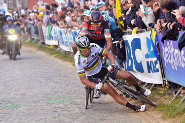 Bewijs? Sagan door jas uit het publiek gevallen in Ronde van Vlaanderen (video)