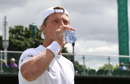 TV-gids: zo laat en op deze zender kijk je naar dé tennispot van het jaar: Van Rijthoven-Djokovic