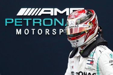 Lewis Hamilton zet Mercedes in underdogpositie: 'Halve seconde tekort op Ferrari'