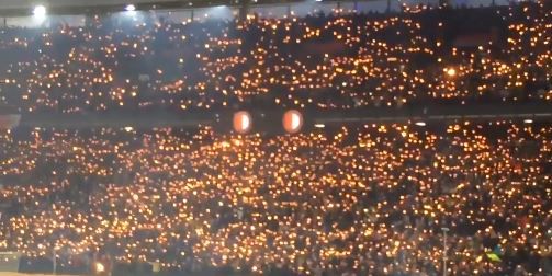 Kippenvel! Indrukwekkend eerbetoon in De Kuip voor Vilhena (video)