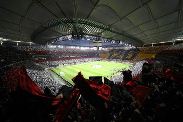 Fans van Eintracht Frankfurt pakken uit met hele dikke tifosi voor 120ste verjaardag (video)