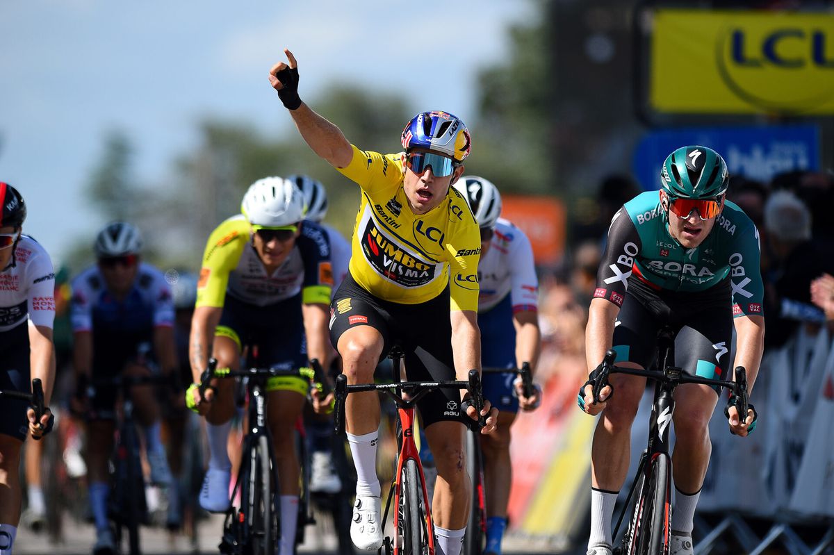 Wout van Aert wint in het geel (leiderstrui) massasprint in 5e etappe Dauphiné