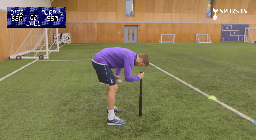 Eric Dier draait zichzelf dol bij 'Dizzy Baseball Challenge' (video)