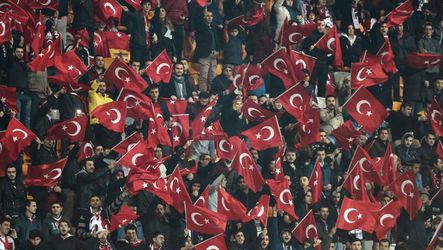 Turkse fans maken herrie tijdens minuut stilte voor Parijs (video)