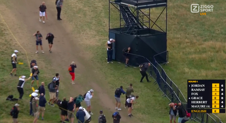 🎥 | Zoek dekking! Golfpubliek bij The Open moet wegduiken voor absolute afzwaaier