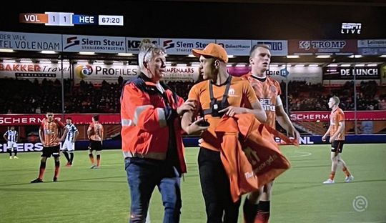📸 | Heeft er iemand eten besteld? Bezorger van Thuisbezorgd staat ineens op het veld in Volendam