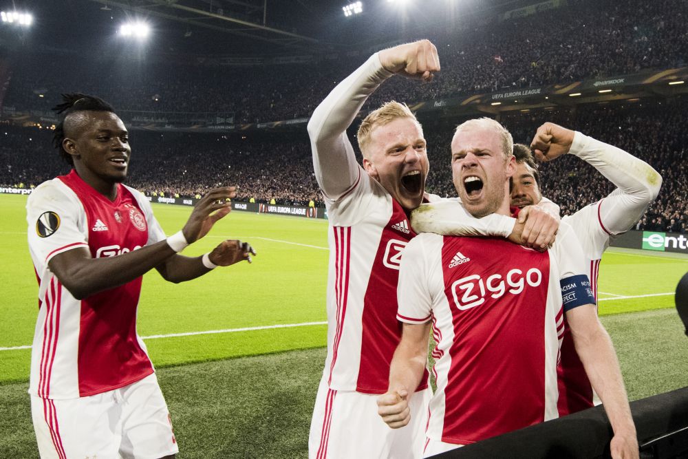 Ajax sloopt Schalke 04 en blijft in de race voor Europa League
