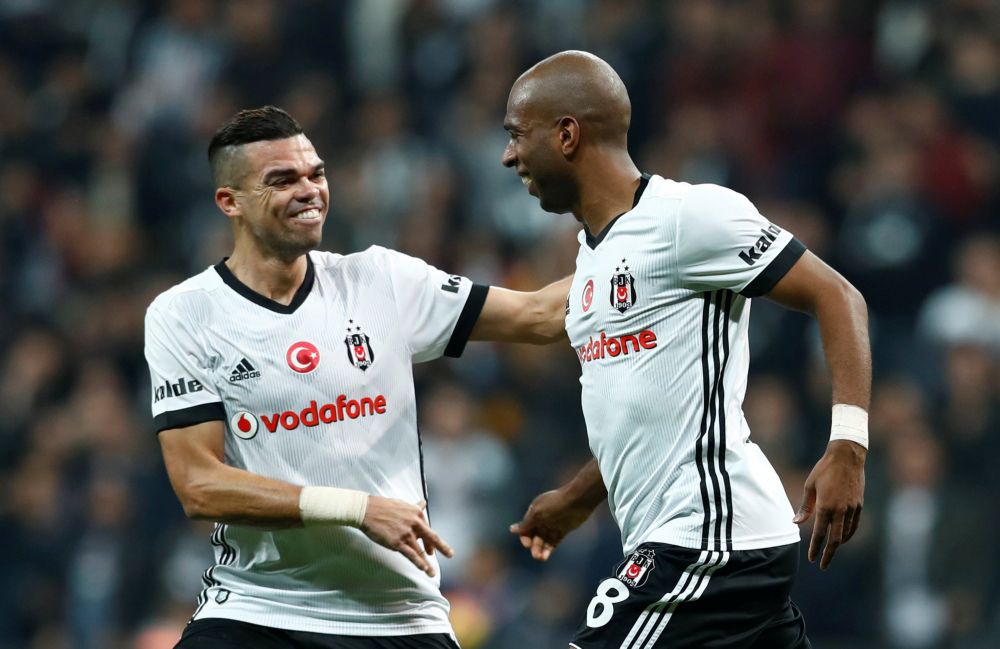Besiktas maakt Turkse titelstrijd weer spannend