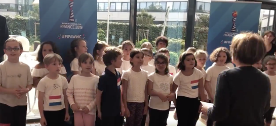 Enorm schattig welkom voor Oranje Leeuwinnen in Parijs (video)