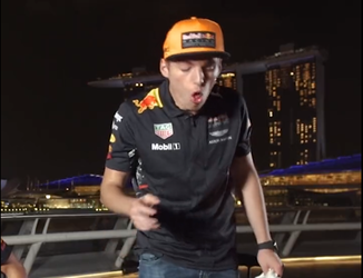 😂🎥| Klassieker: Max Verstappen gaat bijna over zijn nek van Singaporese vrucht