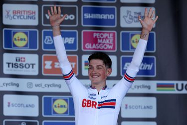 Wonderboy uit Wales Joshua Tarling (19) grijpt goud bij EK tijdrijden