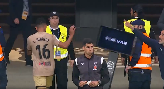 🎥 | Colombiaanse Luis Suarez is piswoest en laat VAR-scherm ten gronde gaan