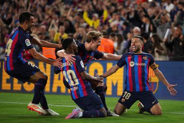 Barça wint onder leiding van architect De Jong, oude rot Alba redt zijn ploeg