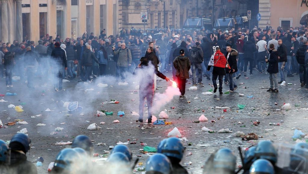 'Schaatsen op urine en bier' door Feyenoordhooligans