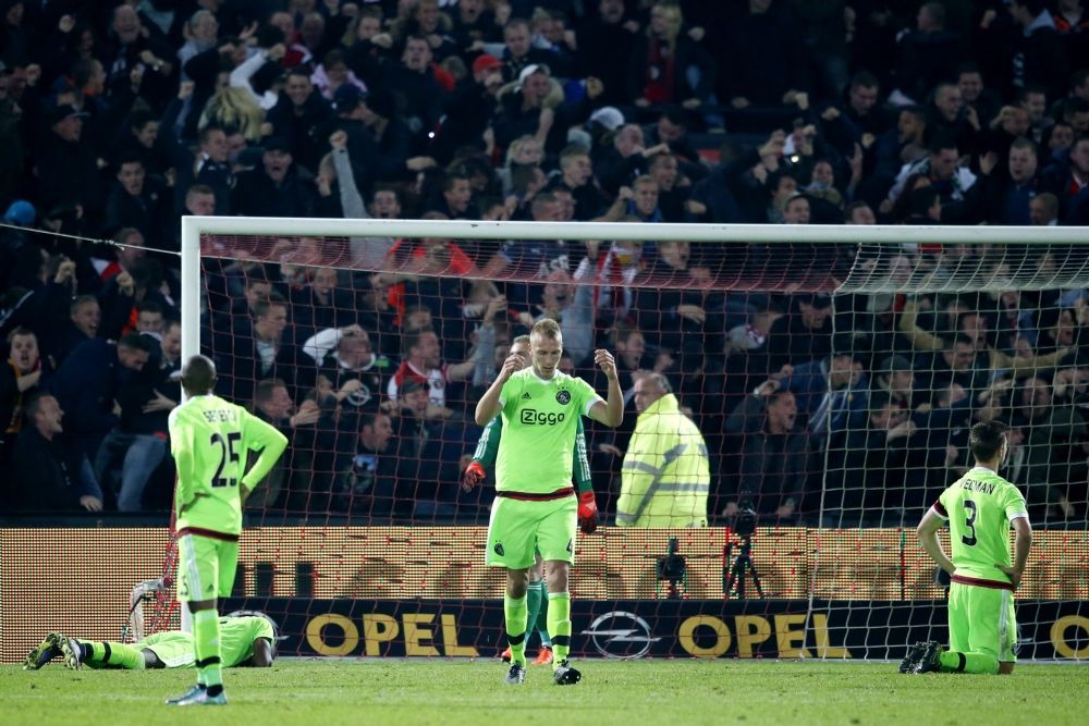 Feyenoord wint van Ajax door eigen doelpunt Veltman