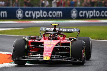 🎥 | Tifosi kunnen juichen: Ferrari-rijder Carlos Sainz houdt Verstappen achter zich in VT2