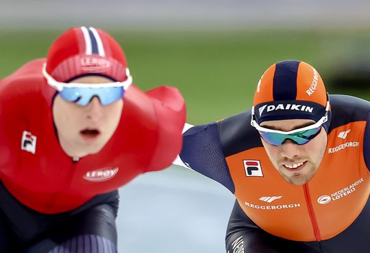 Patrick Roest moet heeeeel diep gaan, maar schudt Sander Eitrem af en wint EK allround