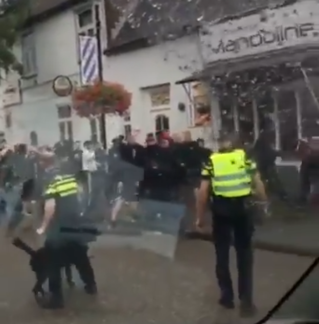 Hooligans St. Pauli slopen centrum van Heerenveen (video)
