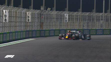 🎥 | Nieuw knettergek hoofdstuk in titelrace: Hamilton KNALT achterop Verstappen