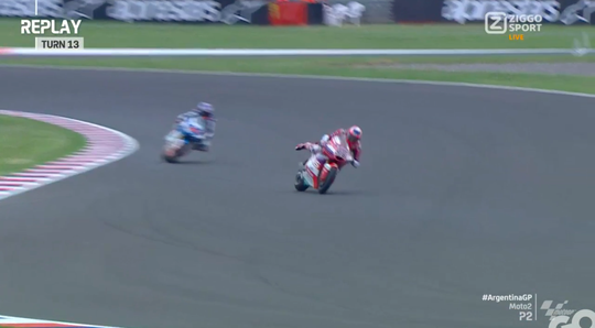 🎥 | Bijna een highsider... Jake Dixon blijft wonder boven wonder op z'n motor zitten