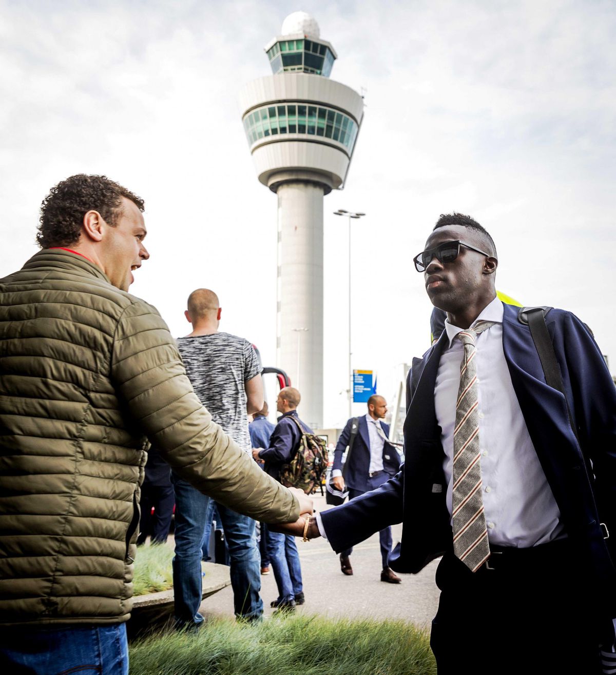 Zo vertrokken de spelers en supporters van Ajax naar Stockholm (Foto's)