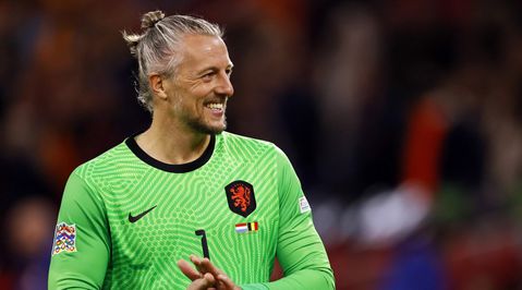 Louis van Gaal stelt Remko Pasveer gerust: 'Hij gaat denk ik wel mee ja'