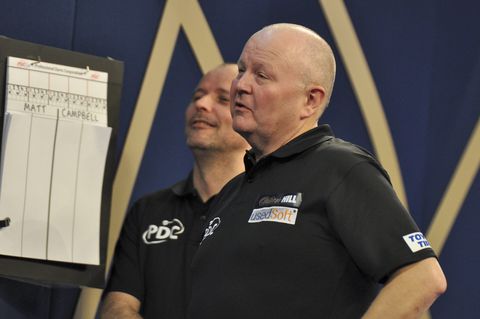 Waarom er opeens een andere caller staat in de finale van het WK darts