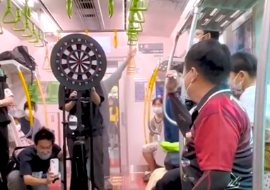 🎥 | Darten in een bewegende trein vol kinderen? Legend Paul Lim doet het