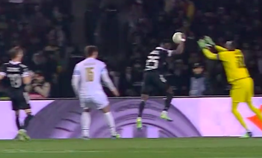 🎥👏 | Fraai staaltje sportiviteit: hand van god-goal wordt alsnog afgekeurd na ingreep coach